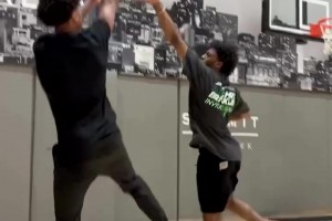 雖然投籃動作不一樣，但甜瓜兒子這腳步+三威脅沒少和老爸學??！