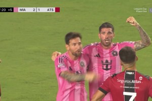 有情緒??？裁判判定進球有效，梅西沖著對手激動慶祝