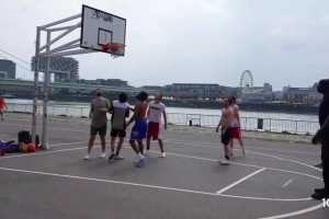 奧尼爾室外打野球 各種站外線發(fā)牌 結(jié)果球傳出去回不來了~