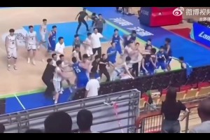 比賽被迫結(jié)束??遼寧山東U21大規(guī)模沖突??有人被圍在地上踩