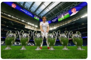 記者曬魔笛與6座歐巴獎(jiǎng)杯合照艾特巴薩官推??