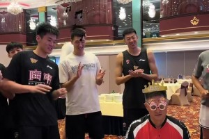 杜峰生日唱生日歌時徐昕疑似想提前離場被隊友勸回