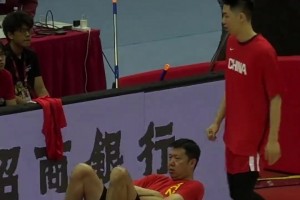 開始熱身？王治郅喊朱俊龍拿來泡沫軸自己拉伸