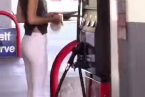 肯豆親手給自己的路虎加油，白色貼身長褲配高跟鞋簡直絕了