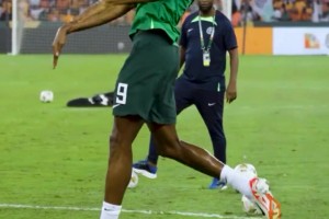 非洲足球先生奧斯梅恩示范胸部停球藝術