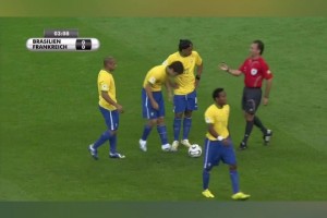 恐怖！06年世界杯小羅，卡洛斯，小儒尼尼奧三個(gè)人罰任意球！