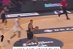 倆胖胖真會玩！東契奇&約基奇互相傳來傳去 球不用落地就進(jìn)了??