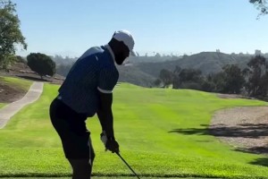 怪不得沒(méi)去東契奇續(xù)約發(fā)布會(huì)！老詹雨中打高爾夫：今天草坪很不錯(cuò)