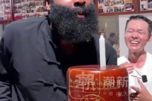 哈登穿唐裝體驗詠春拳“吹蠟燭” 失敗后用嘴吹滅了??