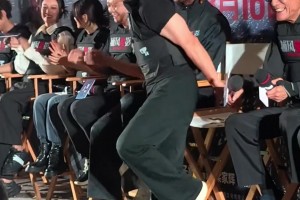 巴特勒也是好起來了，和成龍同框比劃~