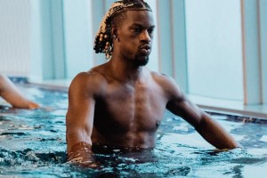 對得起5千萬年薪！巴特勒中國行期間早起到泳池鍛煉身體????