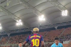 亞馬爾這節(jié)奏變化真是世界級(jí)！輕松抹過(guò)兩名防守球員殺入禁區(qū)??