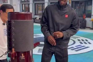 打木人樁！巴特勒中國行 成龍大哥親自傳授其功夫~