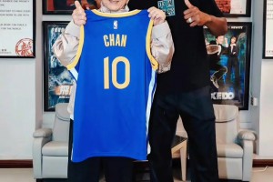 勇士今夏最強引援？巴特勒贈予71歲成龍勇士10號球衣????