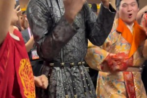 維金斯西安行身穿當?shù)靥厣b跳舞 配樂還是《護花使者》??