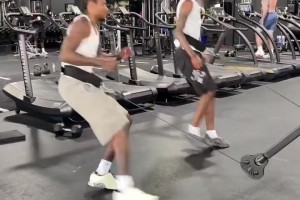 不是崇洋媚外，但每次看到這個都會想到CBA跳球的獨(dú)臂少年