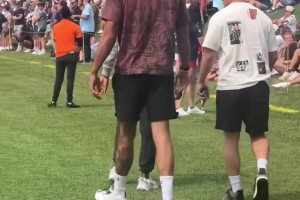 復(fù)出在即？耐殺王塔圖姆現(xiàn)身橄欖球賽場 正常走步不需要保護(hù)靴了