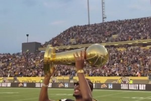 衣錦還鄉(xiāng)！亞歷山大帶著總冠軍獎(jiǎng)杯回到家鄉(xiāng)加拿大漢密爾頓市