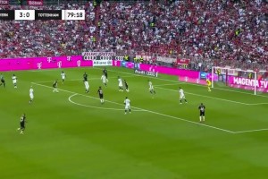 拜仁小將阿薩雷禁區(qū)內(nèi)兜射破門！拜仁4-0領(lǐng)先熱刺！