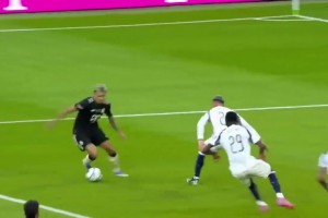 精彩！小將倫納特-卡爾兜射破門！拜仁3-0領(lǐng)先熱刺！