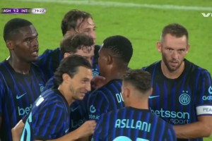 強啊！博尼中超斷球后突入禁區(qū)，面對三人包夾將球打進