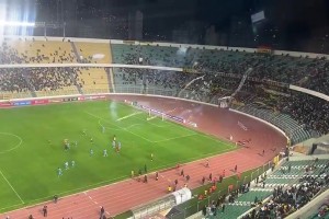 離譜！玻利維亞賽場(chǎng)“炸襠”事故，球員慘遭煙花射中下體