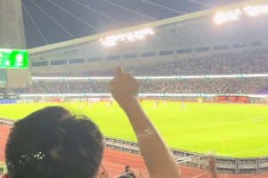 少打一人后慘遭國安逆轉(zhuǎn)，憤怒的浙江球迷看臺高喊“黑哨”