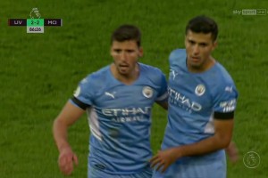 蘇州東吳vs石家莊突發(fā)球員昏倒，救護(hù)車緊急進(jìn)場救治??