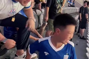申花小球迷哭了！大人安慰：我們還領(lǐng)先他們，申花一定會(huì)拿冠軍