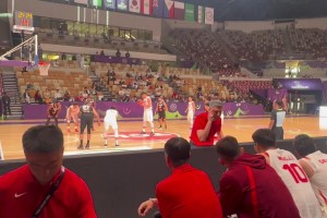 愛之深責(zé)之切！郭士強(qiáng)在線批評王俊杰跑錯(cuò)戰(zhàn)術(shù)：腦子要保持清楚！