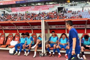 有點(diǎn)意思！牛志明：在替補(bǔ)席鄭錚讓石柯往那邊坐，石柯說(shuō)我還年輕