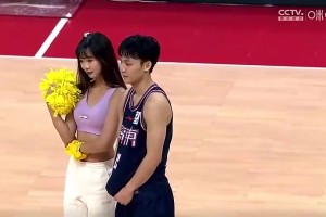 被實名舉報YP多人+欠百萬賭債！徐杰此前在場上與啦啦隊美女合影