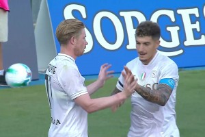 丁丁還是強??！赫羅納禁區(qū)混戰(zhàn)，德布勞內(nèi)得球爆射破門