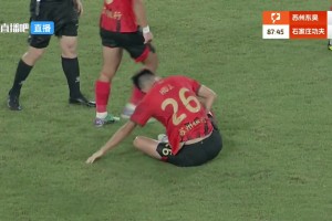 鏡頭顯示：胡靖昏厥前幾分鐘曾與對手發(fā)生沖撞，手捂腹部表情痛苦