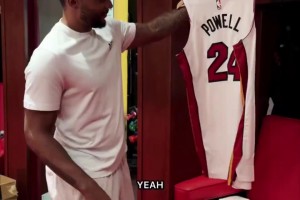 鮑威爾來到熱火更衣室領(lǐng)取球衣：24號，感覺對了??