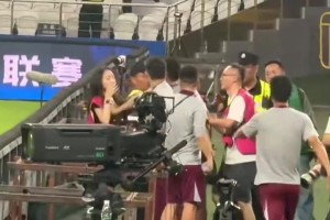 現(xiàn)場鏡頭：海港人員上去搶奪手機(jī)的第一下劃傷了女記者嘴唇