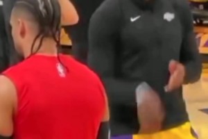 真的看幾遍都繃不?。∶麍?chǎng)面：詹姆斯看著賽前冥想的狄龍！