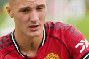 ??小卡片還能這么用？當(dāng)現(xiàn)場鏡頭突然切到貴賓區(qū)的小情侶......