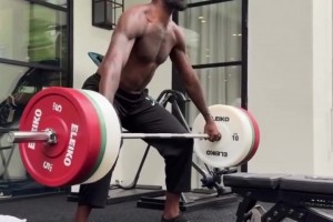 頂級自律！詹姆斯在家健身