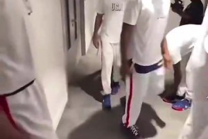 誰也不服輸！科比和威少在美國男籃隊內(nèi)訓(xùn)練狂噴垃圾話