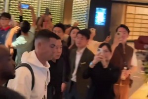 人氣火爆??！C羅隨隊抵達香港下榻酒店，周圍擠滿了球迷