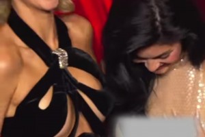 詹娜姐妹花拍照，凱莉這身過于性感，自己都害羞