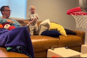 這么小的年紀(jì)投籃就這么準(zhǔn)！以后要超庫(kù)里啊??