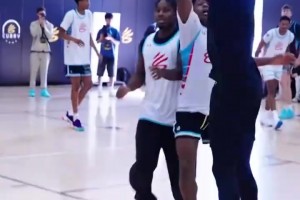 連續(xù)送妙傳！庫(kù)里訓(xùn)練營(yíng)和小米切爾各自帶隊(duì)打?qū)官悾? >
                                        </div>
                                    </div>
                                                                        <div   id=