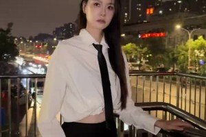 寂寞寂寞不好！許諾一身白襯衣+短裙穿搭：拼了命的刷存在~