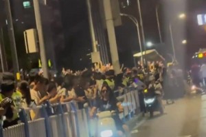 這就是FMVP的人氣！杰倫-布朗離場(chǎng)前主動(dòng)給球迷簽名與合影！