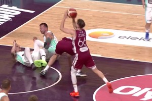 湖人管理層慌了！東契奇被隊友撞倒壓到膝蓋受傷，隨后返回更衣室??