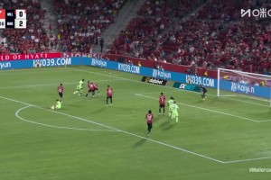 ??太滑稽了！拉什福德禁區(qū)內(nèi)嘗試過人，直接將球權(quán)送對手了！