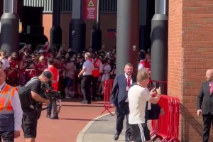 大戰(zhàn)在即！曼聯(lián)新援塞斯科抵達(dá)老特拉福德，現(xiàn)場(chǎng)球迷熱烈歡呼