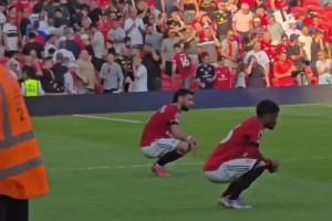 失望與不甘??B費(fèi)與阿瑪?shù)略趯?duì)陣阿森納的比賽終場(chǎng)哨響時(shí)的反應(yīng)